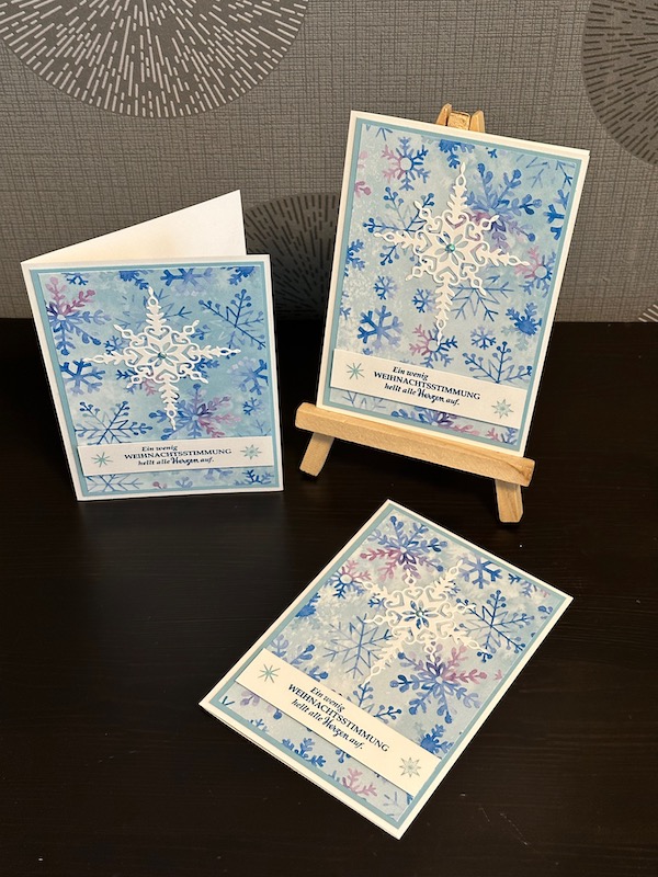 Weihanchtskarte in Babyblau mit weißer Schneeflocke als Highlight über dem bläulichen Designpapier ebenfalls bedruckt mit Schneeflocken. Gebastelt von Kerstins Kartenwerkstatt mit Material von Stampin Up