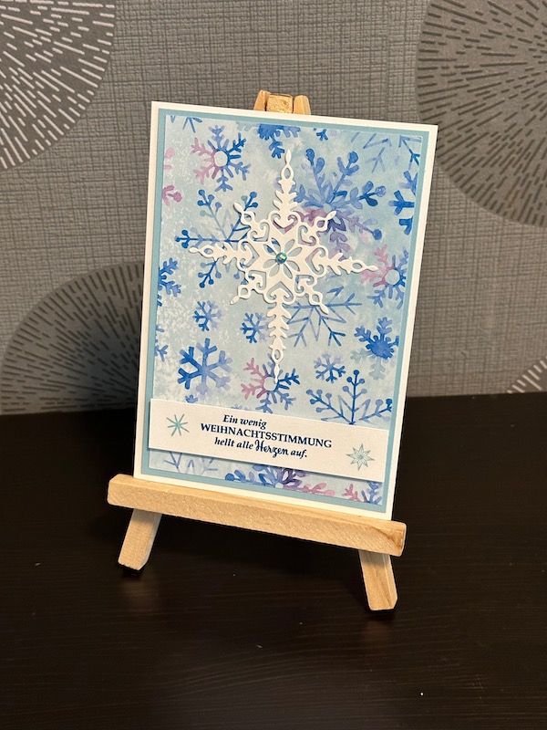 Weihnachtskarte in Babyblau mit weißer Schneeflocke als Highlight über dem bläulichen Designpapier ebenfalls bedruckt mit Schneeflocken. Gebastelt von Kerstins Kartenwerkstatt mit Material von Stampin Up