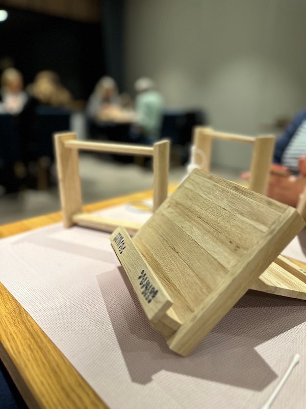 Bilder vom Kreativdinner mit Holzklötzchen in Stratmanns Haus am See in Lembruch durchgeführt vom Bastelbogen aus Lohne. Die ersten Arbeitsschritte für den Kochbuchhalter