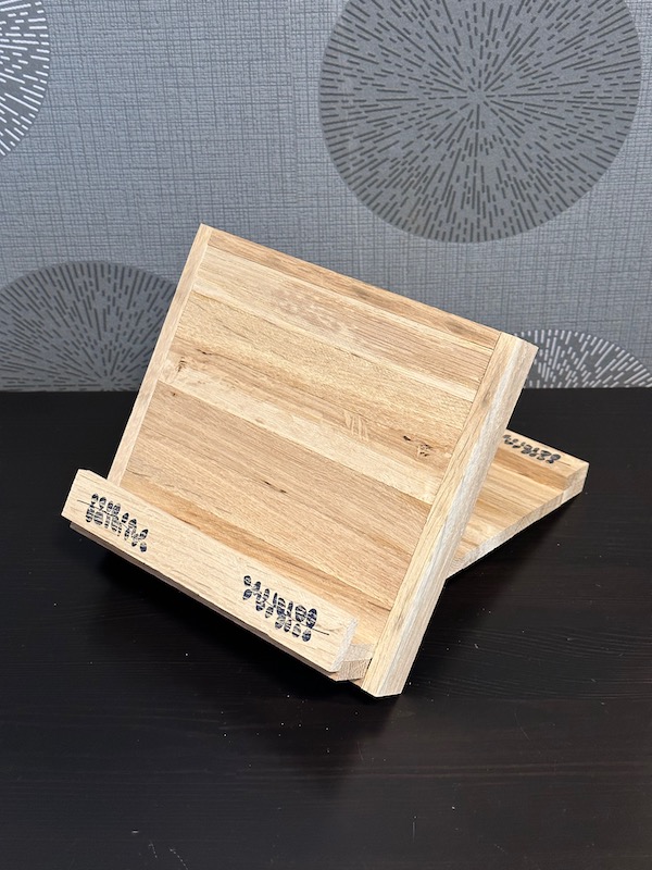 Bilder vom Kreativdinner mit Holzklötzchen in Stratmanns Haus am See in Lembruch durchgeführt vom Bastelbogen aus Lohne. Der fertige Kochbuchhalter