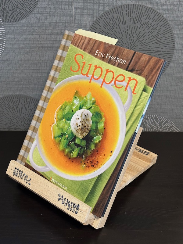 Bilder vom Kreativdinner mit Holzklötzchen in Stratmanns Haus am See in Lembruch durchgeführt vom Bastelbogen aus Lohne. Der fertige Kochbuchhalter