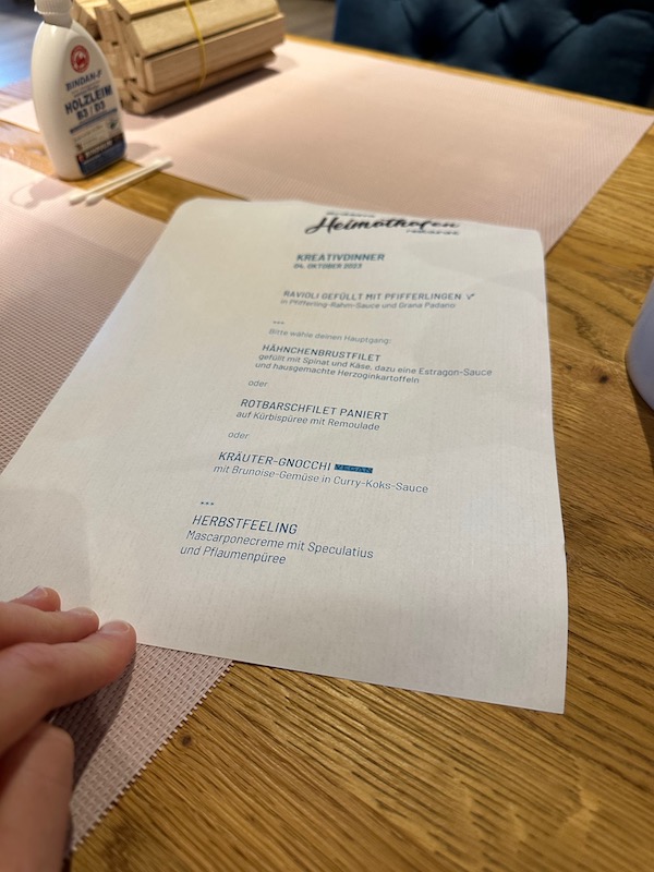 Bilder vom Kreativdinner mit Holzklötzchen in Stratmanns Haus am See in Lembruch durchgeführt vom Bastelbogen aus Lohne. Das drei Gänge Menü des Abends