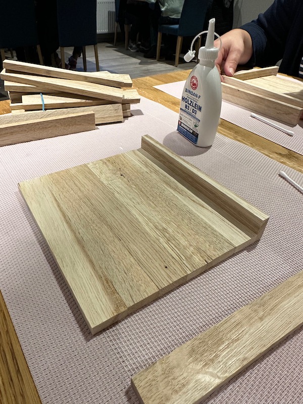Bilder vom Kreativdinner mit Holzklötzchen in Stratmanns Haus am See in Lembruch durchgeführt vom Bastelbogen aus Lohne. Die ersten Arbeitsschritte für den Kochbuchhalter