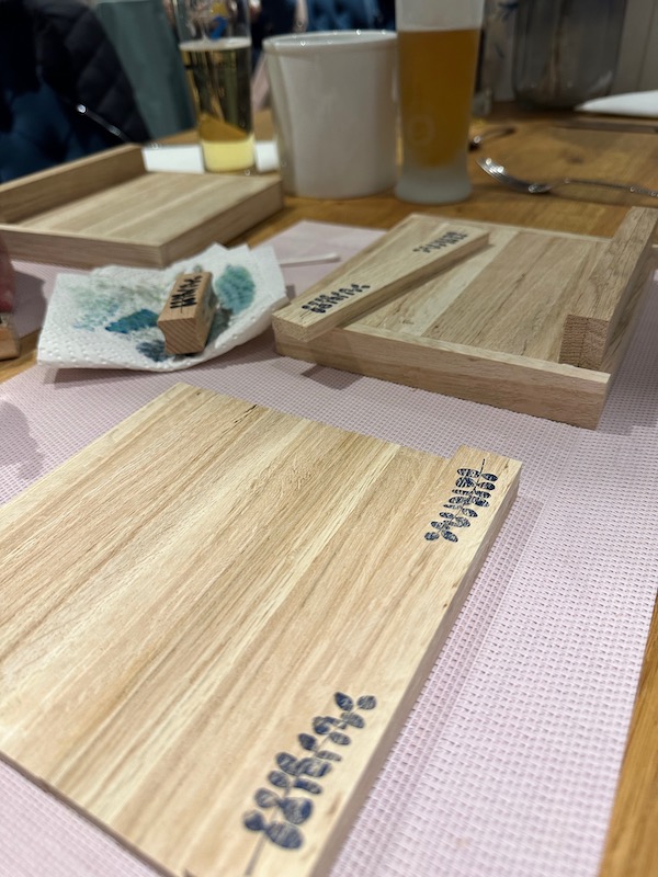 Bilder vom Kreativdinner mit Holzklötzchen in Stratmanns Haus am See in Lembruch durchgeführt vom Bastelbogen aus Lohne. Die ersten Arbeitsschritte für den Kochbuchhalter