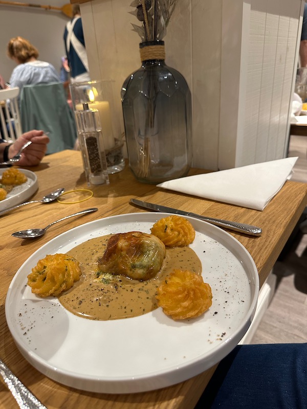 Bilder vom Kreativdinner mit Holzklötzchen in Stratmanns Haus am See in Lembruch durchgeführt vom Bastelbogen aus Lohne. Das Hauptgericht