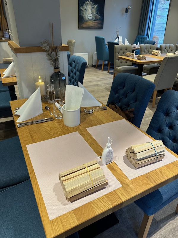 Bilder vom Kreativdinner mit Holzklötzchen in Stratmanns Haus am See in Lembruch durchgeführt vom Bastelbogen aus Lohne. Hier zu sehen mein Arbeits- und Essplatz