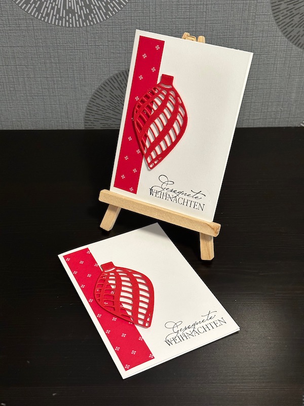 Weihnachtskarte in Grundweiss mit Zapfen in Glutrot gebastelt von Kerstins Kartenwerkstatt für die Rathaus Apotheke in Damme 2023 mit Material von Stampin Up