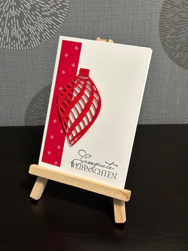 Weihnachtskarte in Grundweiss mit Zapfen in Glutrot gebastelt von Kerstins Kartenwerkstatt für die Rathaus Apotheke in Damme 2023 mit Material von Stampin Up