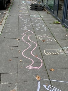 Straßenbemalung mit vielen kleinen Sketchnotes vor dem Betahaus in Hamburg zum Journaling Barcamp 2023