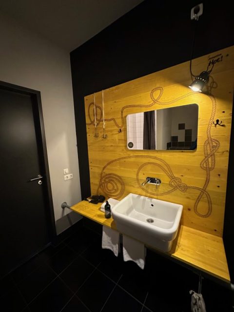 Foto von meinem Hotelzimmer mit eigenem Bad in der Superbude St. Pauli in Hamburg 2023