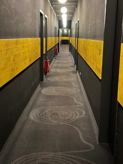 Foto von meinem Hotelzimmer mit eigenem Bad in der Superbude St. Pauli in Hamburg 2023