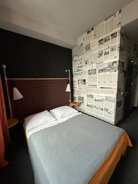 Foto von meinem Hotelzimmer mit eigenem Bad in der Superbude St. Pauli in Hamburg 2023