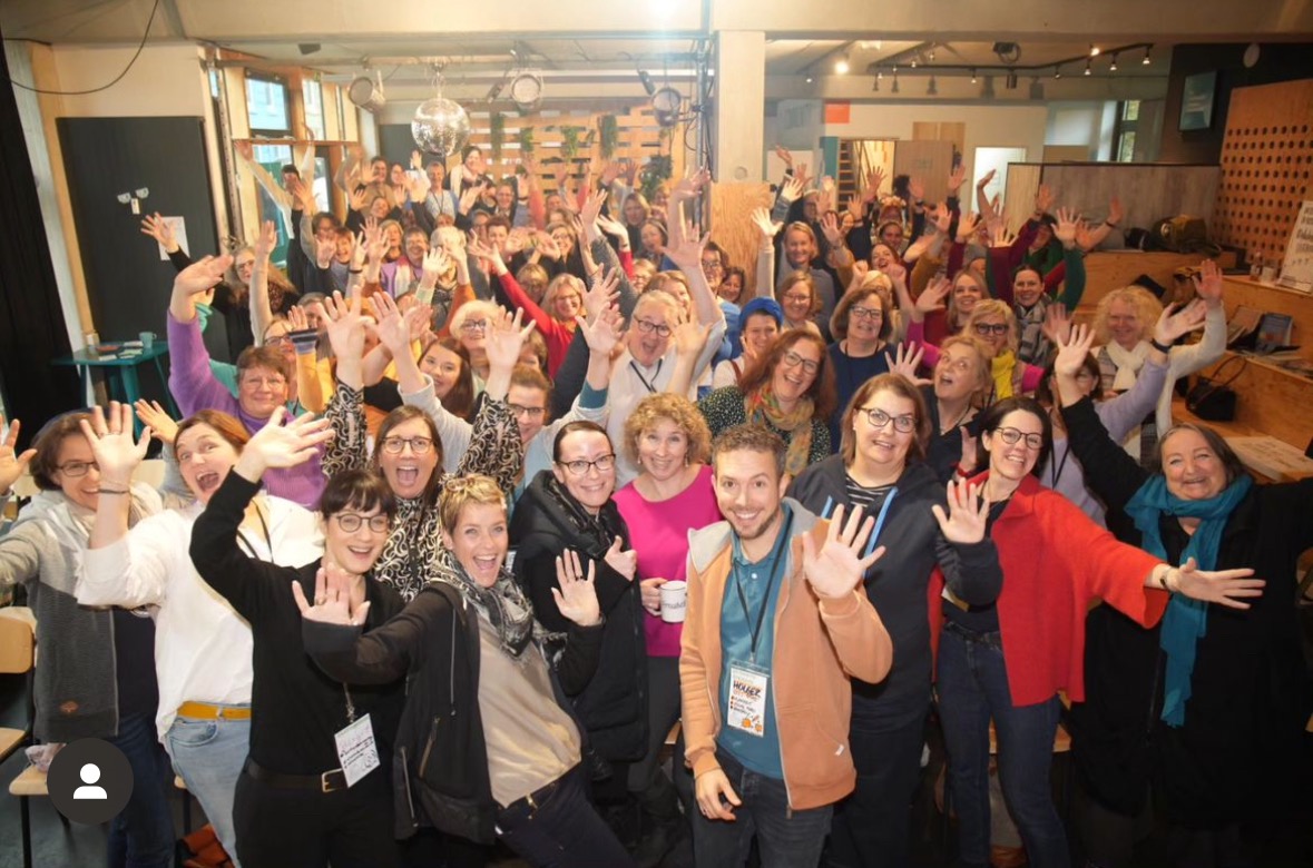 Gruppenfoto vom Journaling Barcamp 2023 in Hamburg fotografiert von Thomas Dick