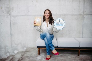Auf dem Foto ist Britta Ullrich zusehen in der Hand mit ihrem Buch: Soulshine Skecthnotes, das auf der Longlist Sachbuch des Selfpublishing Buchpreises 2023/24 steht