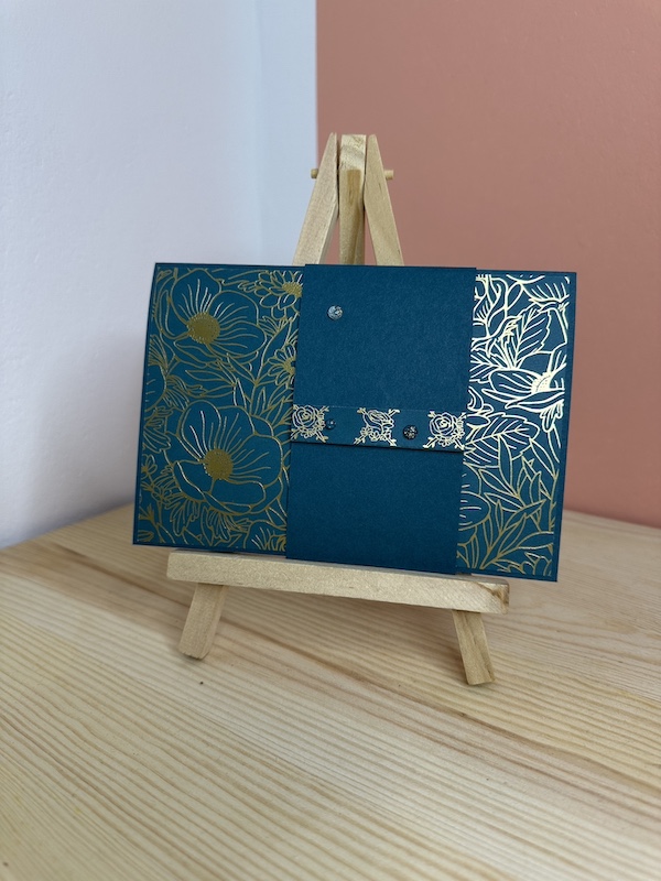 1. Projekt Karte mit Effekt von Domenica für das Teamtreffen in Jever. Zu sehen ist die Karte in Pfauengrau in geschlossenem Zustand.