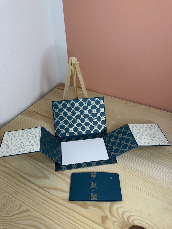 1. Projekt Karte mit Effekt von Domenica für das Teamtreffen in Jever. Zu sehen ist die Karte in Pfauengrau vollständig geöffnet, mit sichtbarem Klappeffekt.