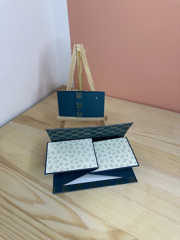 1. Projekt Karte mit Effekt von Domenica für das Teamtreffen in Jever. Zu sehen ist die Karte in Pfauengrau vollständig geöffnet, mit sichtbarem Klappeffekt.