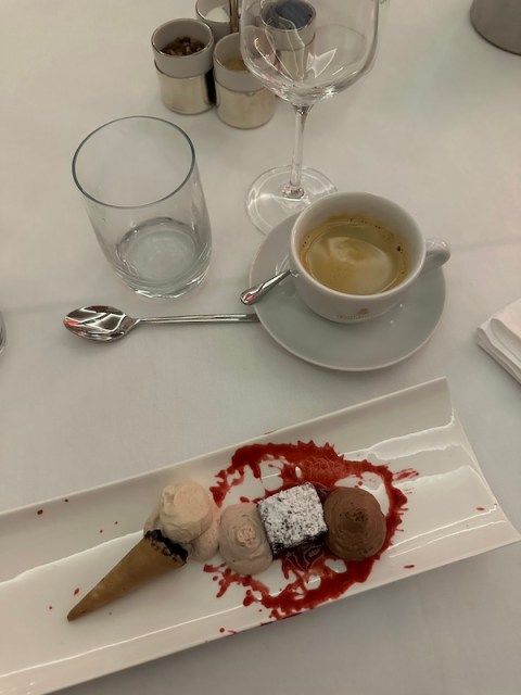 Lesung mit Drei-Gänge-Menü bei Finkemeyer in Lüsche von der Büchergalerie Lohne mit Alena Schröder. Sie liest auf ihrem zweiten Roman: Bei dir ist es immer so unheimlich Still