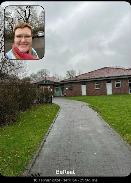 Screenshot vom Bereal bei der Ankunft in Jever. Zu sehen ist die Jugendherberge Jever und ich bei der Anreise.