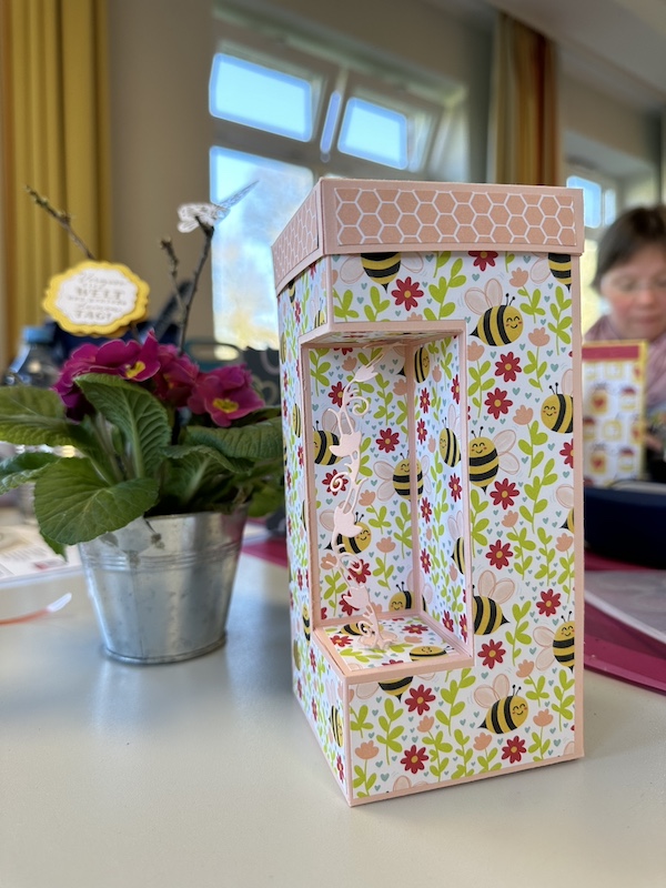 Große Box mit kleiner Einbuchtung, in der eine Ranke hängt, oder die Platz bietet für ein kleines Reagenzglas. Box mit Einsatz von Angelika