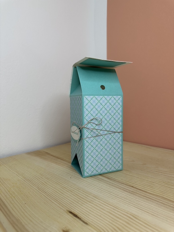 Eine Box, die an ein Haus erinnert. Das Dach kann man oben aufklappen, es ist nur durch einen Magneten zusammengehalten. Unten ist eine Dreiecköffnung zu sehen, aus der die Teebeutel entnommen werden können. Ein kleines Teehaus gebastelt mit Stampin Up Material