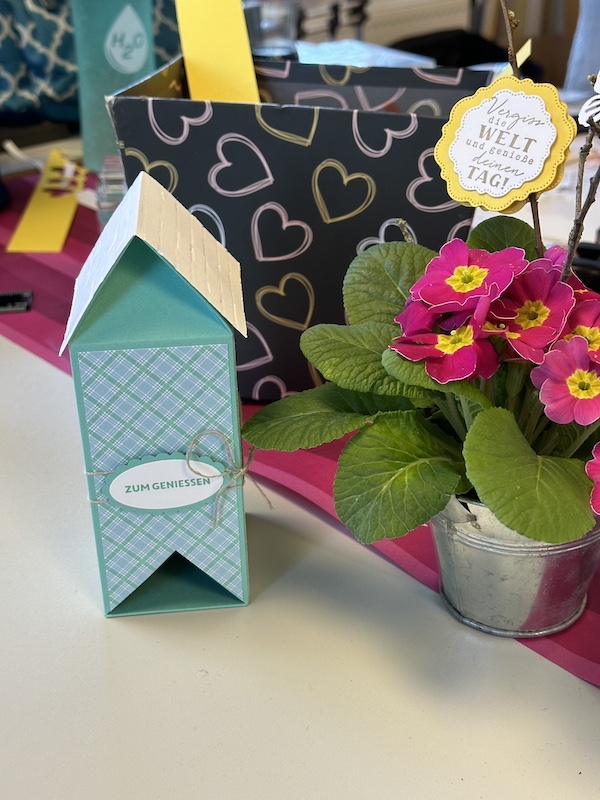 Eine Box, die an ein Haus erinnert. Das Dach kann man oben aufklappen, es ist nur durch einen Magneten zusammengehalten. Unten ist eine Dreiecköffnung zu sehen, aus der die Teebeutel entnommen werden können. Ein kleines Teehaus gebastelt mit Stampin Up Material