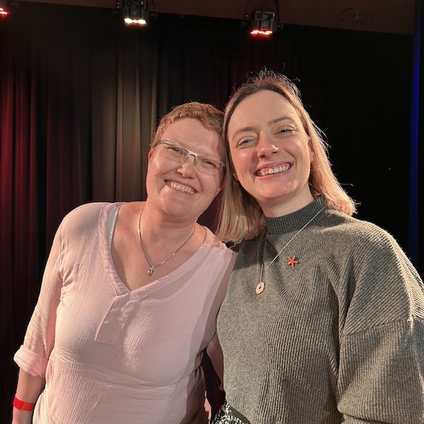 Ein Foto mit der Autorin Anne Lück und mir im Central Kabaret in Leipzig anlässlich der Leipziger Buchmesse 2024