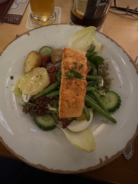 Salat mit Lachs im Bayerischer Bahnhof in Leipzig