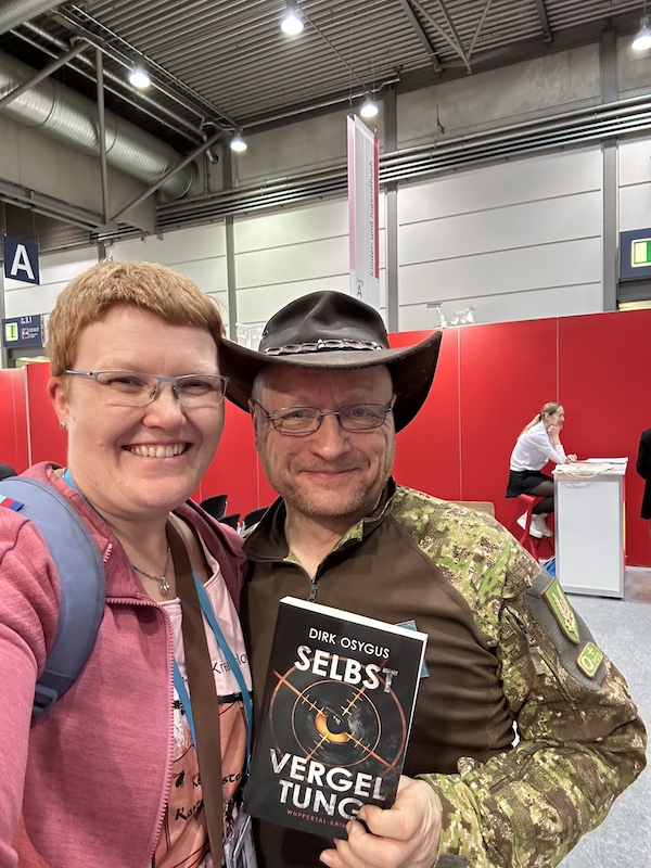 Ein Selfie mit dem Krimiautor Dirk Osygus, seinem Buch Slebstvergeltung und mir