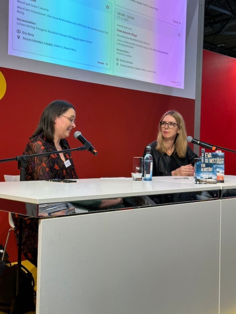 Ein Foto von der Autorin Eva Almstädt mit ihrer Lektorin auf der Leipziger Buchmesse 2024