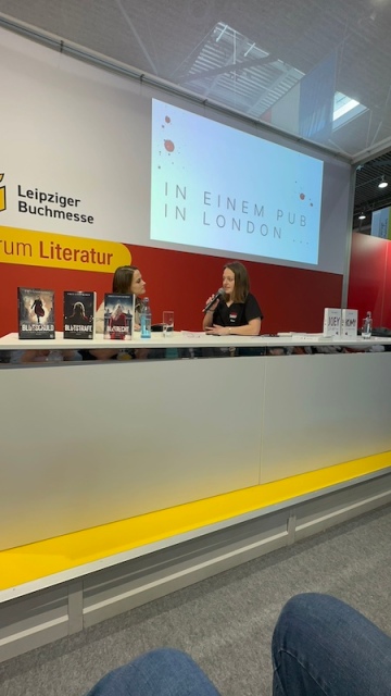 Ein Foto von Freya von Korff und Thea Wilk bei ihrer Thriller Lesung auf der Leipziger Buchmesse 2024