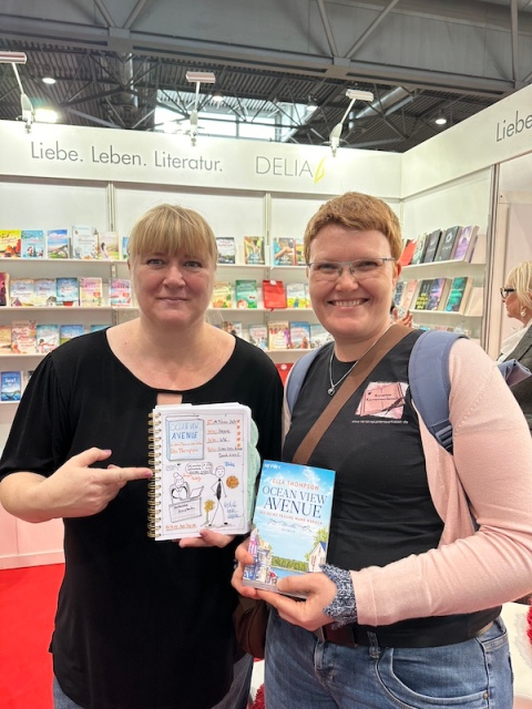 Ein Selfie mit Ella Thompson und mir auf der Leipziger Buchmesse. Mit auf dem Foto ihr Roman: Ocean View Avenue und mein Lesetagebuch