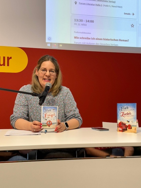 Eine Foto von Jane Hell bei ihrer Lesung auf der Leipziger Buchmesse 2024