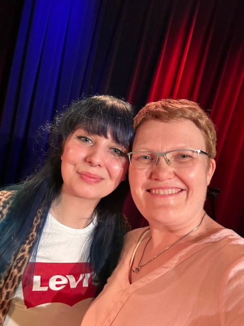Ein Selfie von Justine Pust und mir im Central Kabaret in Leipzig im Rahmen von Leipzig liest