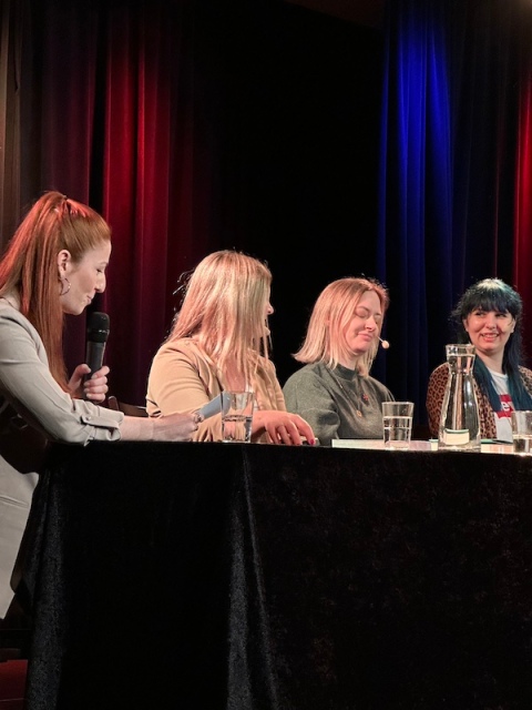 Ein Foto von der Veanstaltung: Knaur Romance Talk mit Liliy Lucas, Anne Lück und Justine Pust im Central Kabaret in Leipzig im Rahmen von Leipzig liest