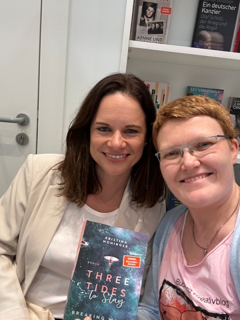 Ein Selfie von der Autorin Kristina Moninger und mir mit ihrem aktuellen Roman auf der Leipziger Buchmesse
