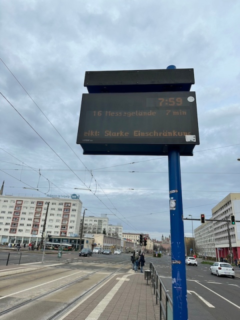 Anzeigetafel der Tram mit dem Streik am Freitag der Leipziger Buchmesse