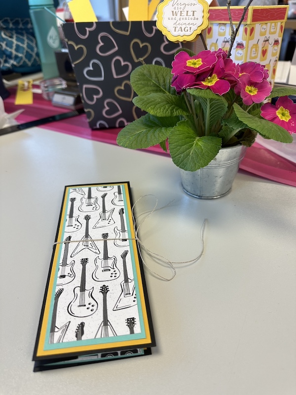 Eine längliche Pop-Up Karte für Gutscheine gebastelt aus Material von Stampin Up