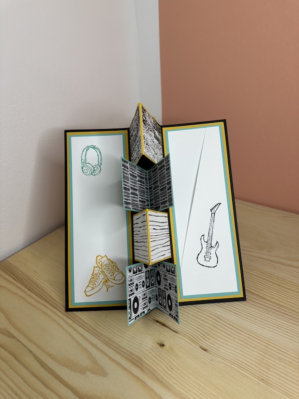 Eine längliche Pop-Up Karte für Gutscheine gebastelt aus Material von Stampin Up