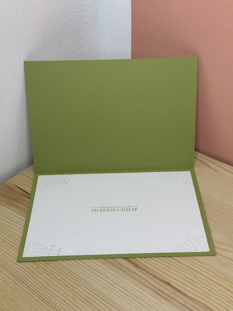 Glückwunschkarte zum 25. Hochzeitstag mit ganz vielen lieben Wünschen von den Freunden. Gebastelt mit Produkten von Stampin Up von Kerstins Kartenwerkstatt. Die Grundkarte ist in Farngrün gehalten. Und auf dem Aufleger in weiß ist in hellen Tönen alles Mögliche passend zum Paar aufgestempelt.