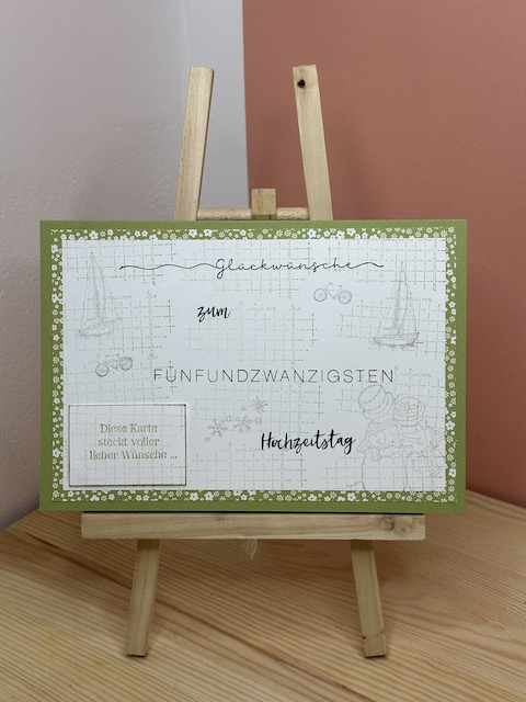 Glückwunschkarte zum 25. Hochzeitstag mit ganz vielen lieben Wünschen von den Freunden. Gebastelt mit Produkten von Stampin Up von Kerstins Kartenwerkstatt. Die Grundkarte ist in Farngrün gehalten. Und auf dem Aufleger in weiß ist in hellen Tönen alles Mögliche passend zum Paar aufgestempelt.