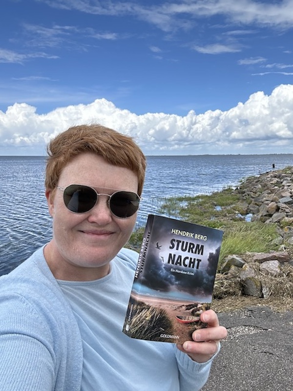 Foto von mir mit dem Kriminalroman: Sturmnacht von Hendrik Berg erschienen im Goldmann Verlag