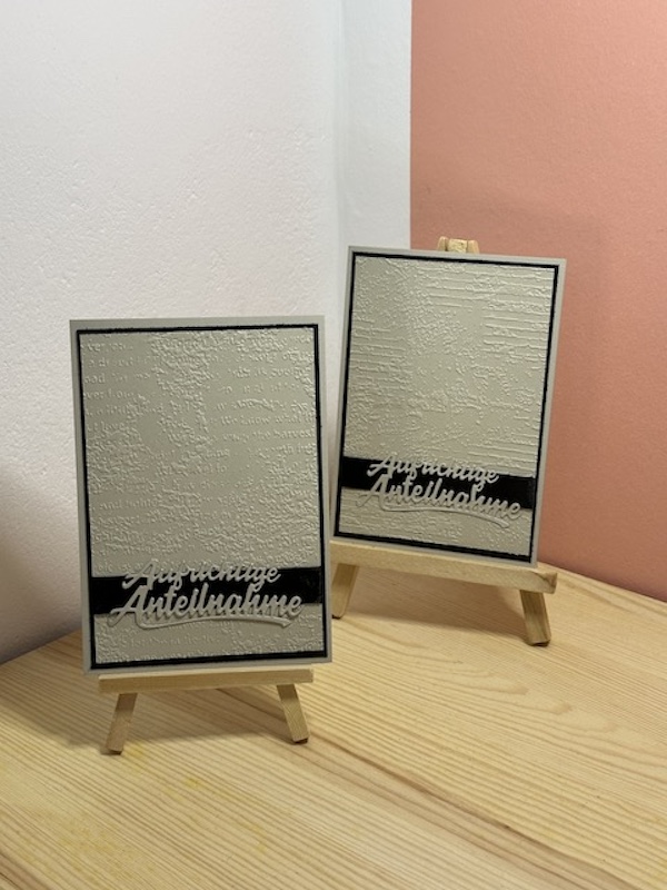 Trauerkarte in braun (Savanne) und schwarz mit ausgestanztem Schriftzug: Aufrichtiger Anteilnahme in braun(Savanne) auf einem schwarzen Streifen. Der Hintergrund ist geprägt.