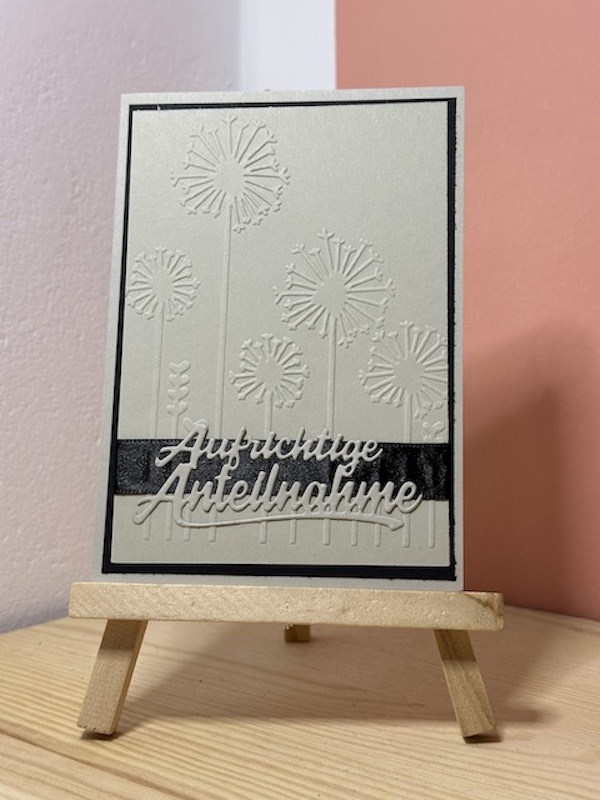 Trauerkarte in braun (Savanne) und schwarz mit ausgestanztem Schriftzug: Aufrichtiger Anteilnahme in braun(Savanne) auf einem schwarzen Streifen. Der Hintergrund ist geprägt.