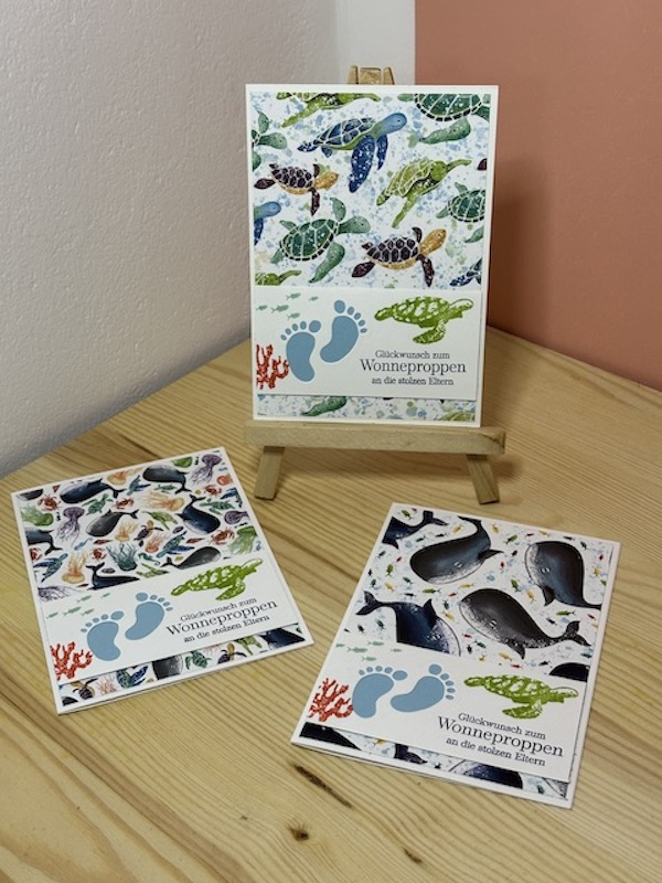 Zu sehen ist eine Glückwunschkarte zur Geburt. Auf der Babykarte ist der Spruch: "Glückwunsch zum Wonneproppen an die stolzen Eltern" gestempelt. Der Hintergrund ist durch das Designpapier mit Meerestieren einfach bunt und kann sowohl für Mädchen, als auch für Jungen verschenkt werden.