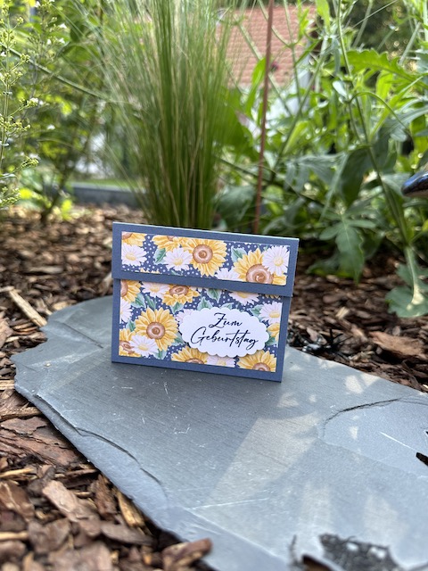 Zu sehen ist ein kleines gebasteltes Geburtstagsgeschenk. Öffnet man das kleine Heftchen dann sieht man drei Geburtstagskerzen, wie sie auch auf Kuchen platziert werden. In dem kleinen Heft ist Platz für Glückwünsche und Grüße. DIY Projekt zum Geburtstag mit Material von Stampin Up