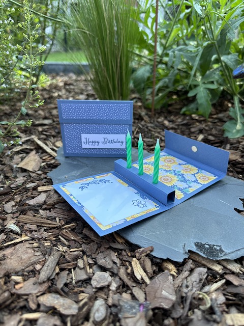 Zu sehen ist ein kleines gebasteltes Geburtstagsgeschenk. Öffnet man das kleine Heftchen dann sieht man drei Geburtstagskerzen, wie sie auch auf Kuchen platziert werden. In dem kleinen Heft ist Platz für Glückwünsche und Grüße. DIY Projekt zum Geburtstag mit Material von Stampin Up