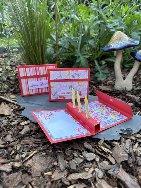 Zu sehen ist ein kleines gebasteltes Geburtstagsgeschenk. Öffnet man das kleine Heftchen dann sieht man drei Geburtstagskerzen, wie sie auch auf Kuchen platziert werden. In dem kleinen Heft ist Platz für Glückwünsche und Grüße. DIY Projekt zum Geburtstag mit Material von Stampin Up