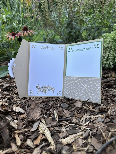 Gutscheinkarte zum Aufklappen mit Fach für Gutscheine und Platz zum Unterschreiben und lieben Grüssen gebastelt mit Material von Stampin Up von Kerstins Kartenwerkstatt