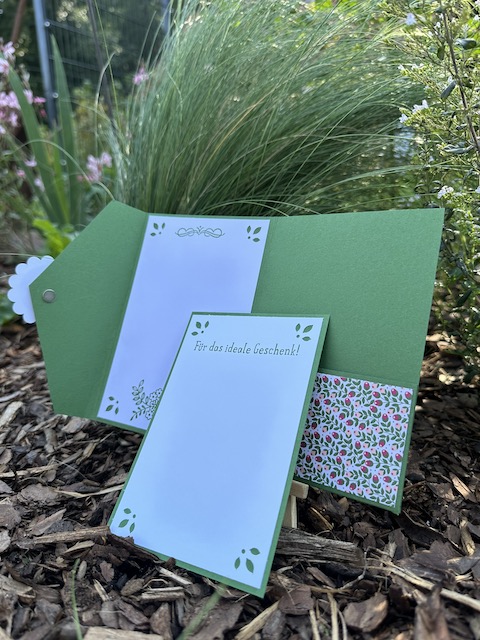 Gutscheinkarte zum Aufklappen mit Fach für Gutscheine und Platz zum Unterschreiben und lieben Grüssen gebastelt mit Material von Stampin Up von Kerstins Kartenwerkstatt